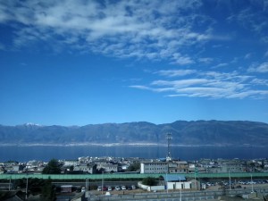 云南天山下的微型挖掘機(jī)